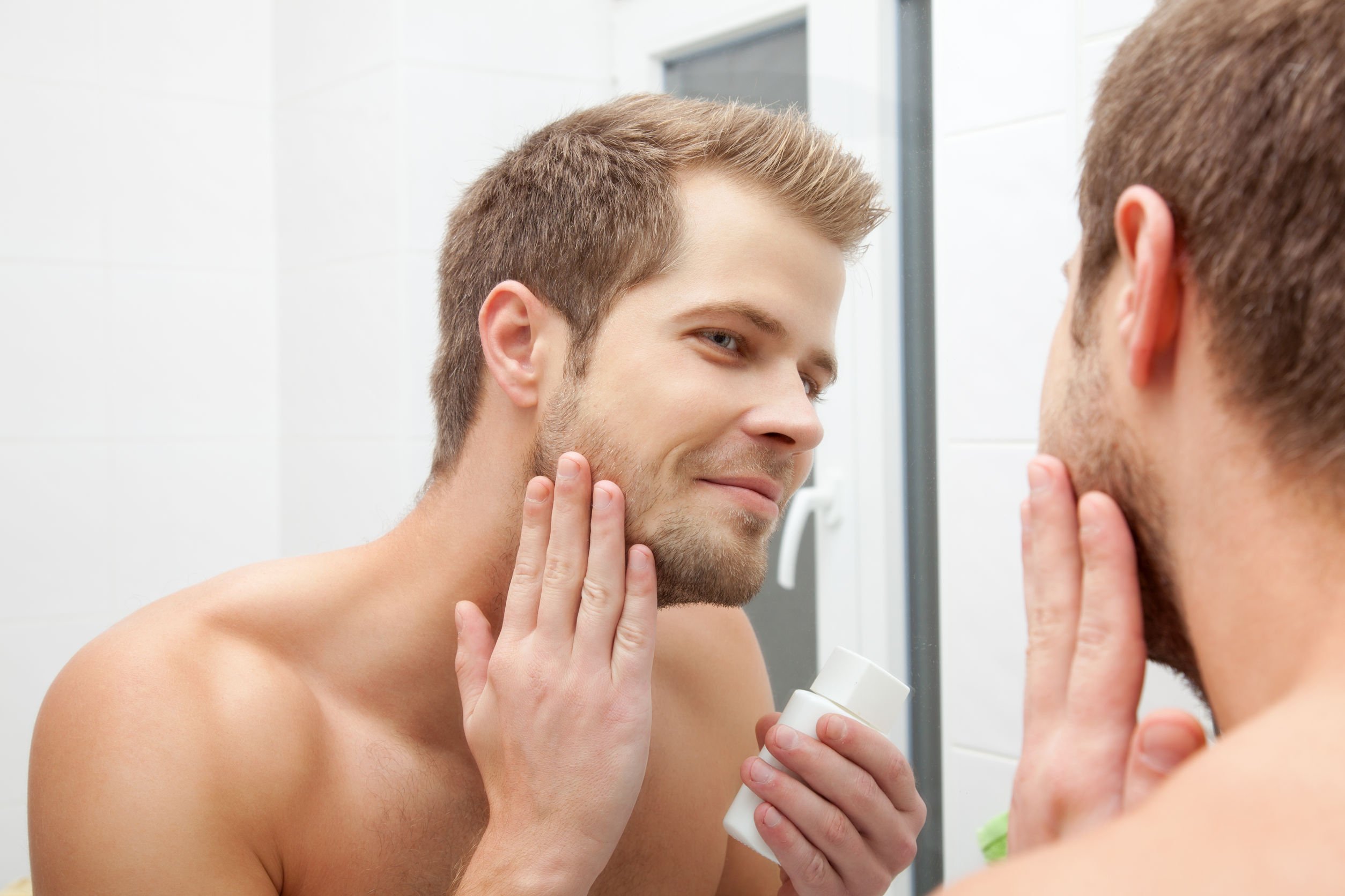 После бритья бороды. Мужчина после бритья. Мужчина бреется. Мужское лицо. Бритья для мужчин.